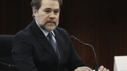 O ministro Dias Toffoli, do STF e do TSE, fala ao microfone durante evento