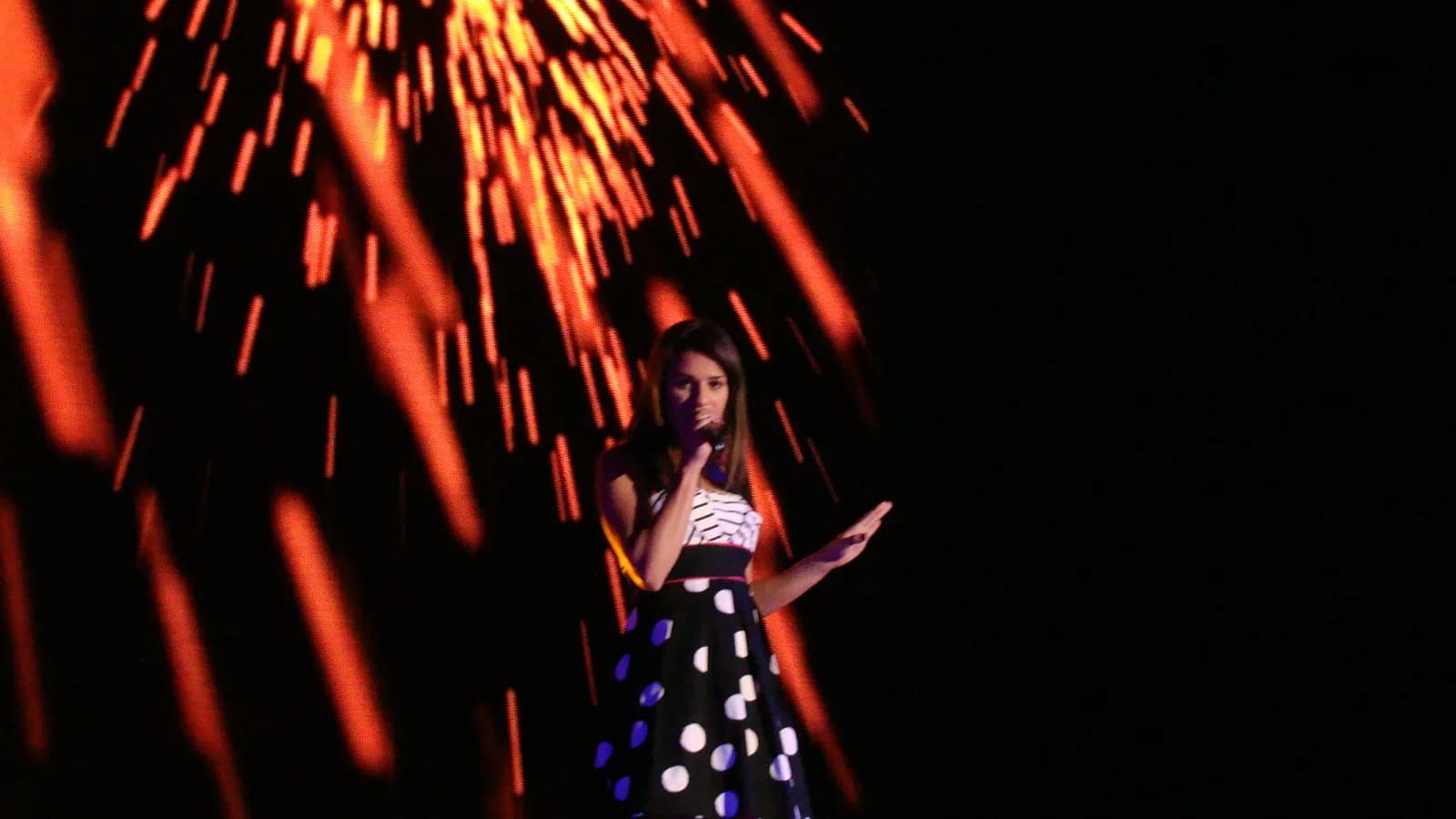 Lea Michele se apresenta no palco durante a turnê Glee Live