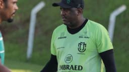 Treinador com uniforme do Maringá Futebol Clube observa o campo durante treino, em foto de arquivo
