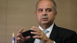 Senador Rogério Marinho fala a jornalistas em Brasília, gesticulando