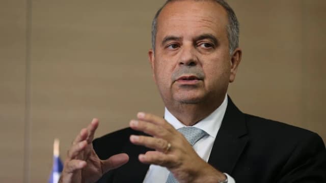 Senador Rogério Marinho fala a jornalistas em Brasília, gesticulando