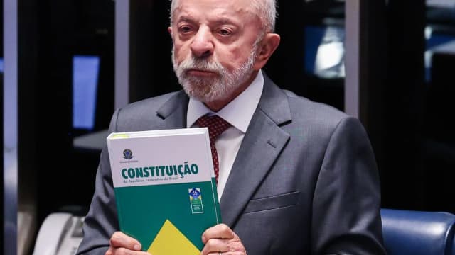 Lula segurando um exemplar da Constituição Federal