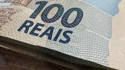 Cédulas de cem reais empilhadas, em close, em imagem de arquivo
