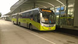 Foto de arquivo de um ônibus articulado verde e prata do sistema MOVE parado em uma estação de Belo Horizonte, com o logotipo MOVE na lateral e o letreiro eletrônico indicando a linha 83D para a Estação São Gabriel