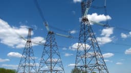 Torre de linha de transmissão de energia elétrica de alta tensão contra o céu