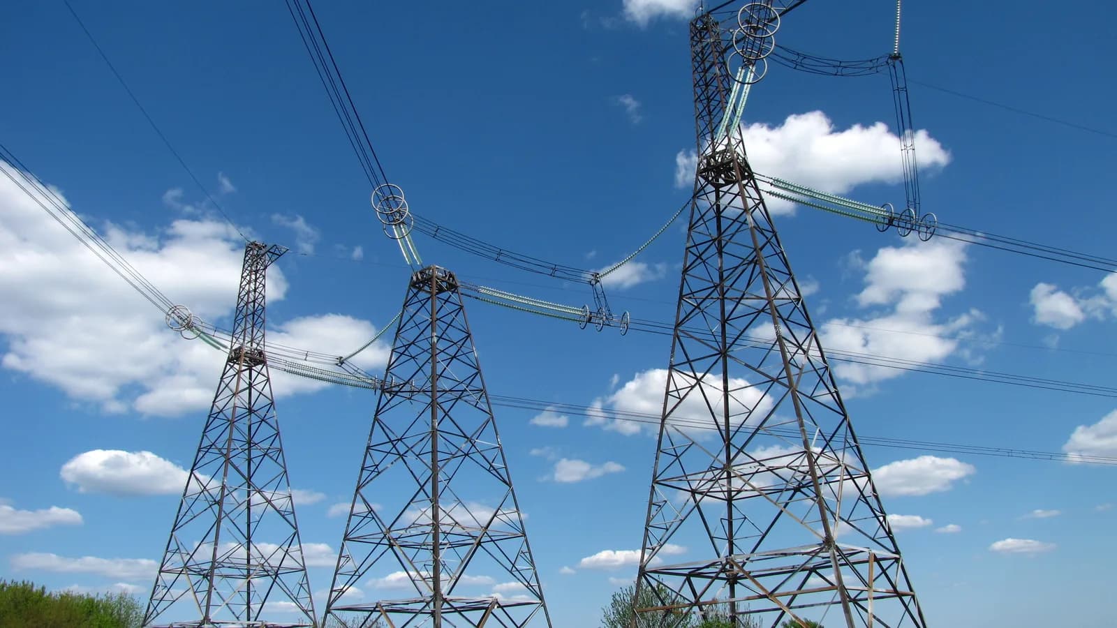 Torre de linha de transmissão de energia elétrica de alta tensão contra o céu