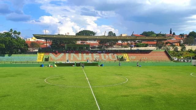Gramado e arquibancadas de estádio durante jogo de futebol feminino do Palmeiras (foto de arquivo, 2019)