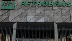 Fachada da sede da Petrobras, com o logotipo da empresa em destaque