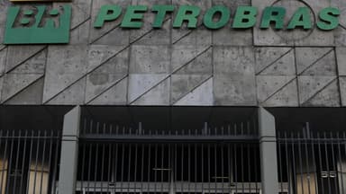Fachada da sede da Petrobras, com o logotipo da empresa em destaque