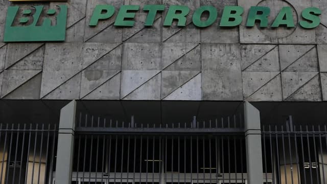 Fachada da sede da Petrobras, com o logotipo da empresa em destaque