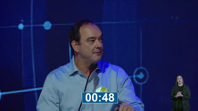 Flávio Roscoe discursa em púlpito de debate ao rebater acusação sobre exportação de terras raras de Minas Gerais