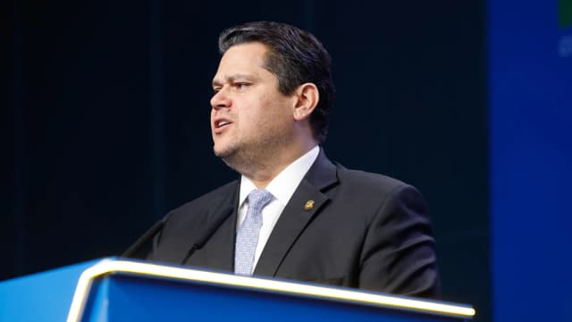 Davi Alcolumbre discursa em tribuna durante evento institucional