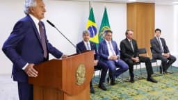 Ronaldo Caiado discursa em púlpito durante evento oficial, com autoridades sentadas ao fundo (foto de arquivo)