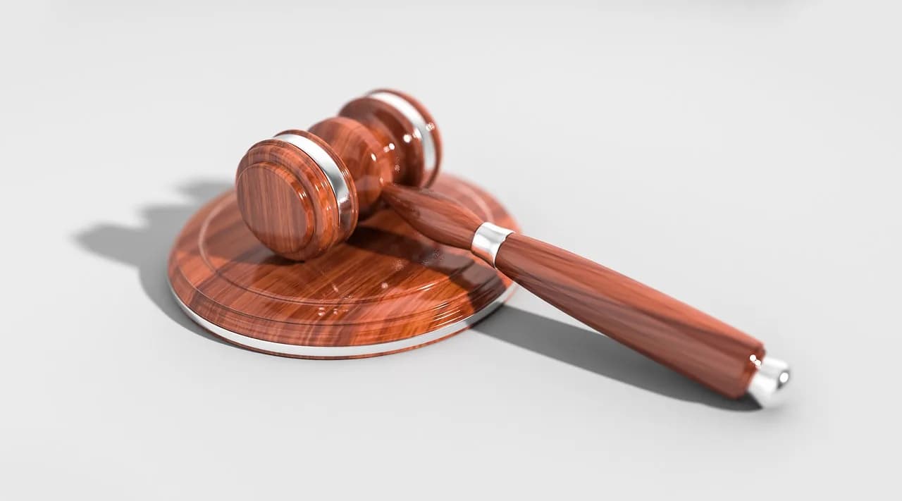 Imagem ilustrativa: gavel, auction, law, hammer, symbol, judge, legal, justice, crime, criminal, wooden, 3d, wood, judgment, trial, verdict, punishment, rights, authority, court, l