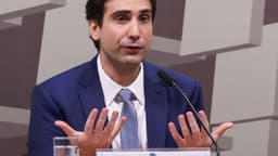 Gabriel Galípolo, presidente do Banco Central, gesticula durante audiência no Senado