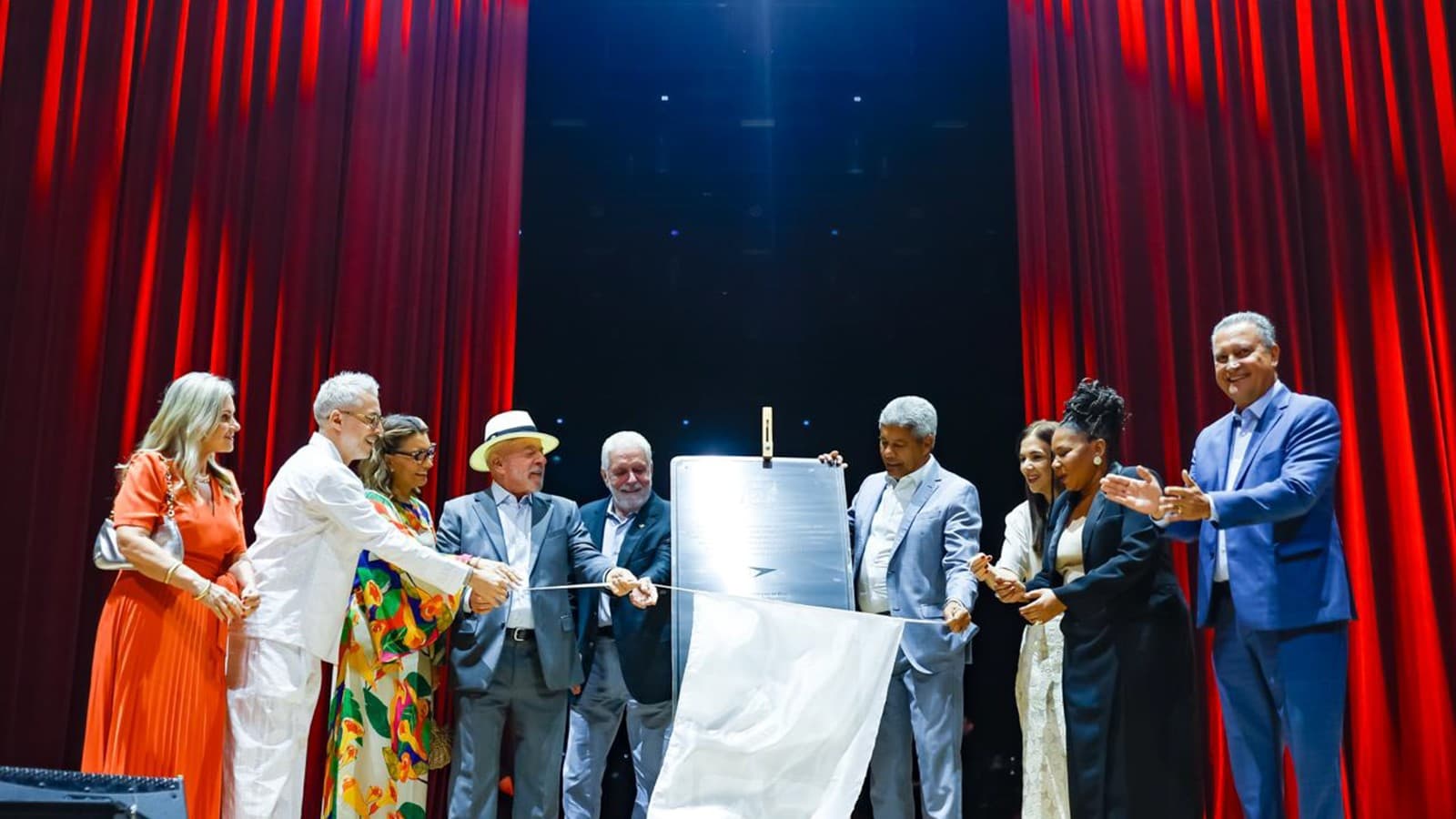 O presidente Lula, de chapéu, ao lado do governador da Bahia, Jerônimo Rodrigues, durante cerimônia em Salvador em julho de 2026 (foto de arquivo)
