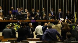 Plenário do Congresso Nacional movimentado, com parlamentares em sessão