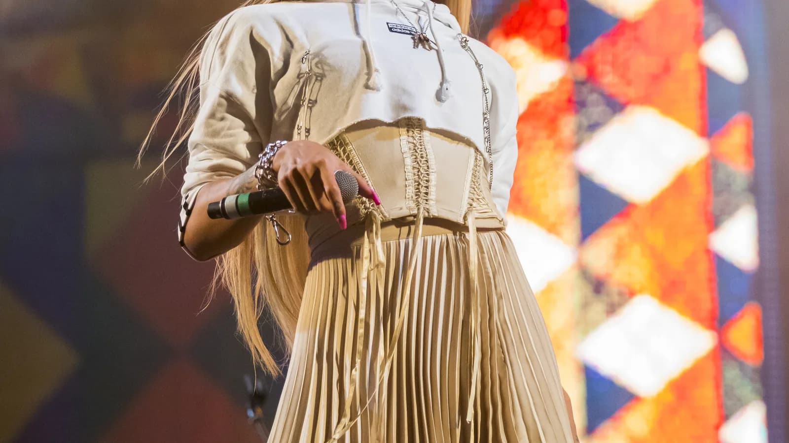Pabllo Vittar se apresenta em show no palco de festival