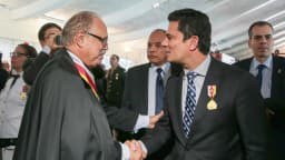 Sergio Moro cumprimenta autoridade durante cerimônia oficial, foto de arquivo de 2017