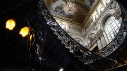 Escadaria histórica e lustre do Palácio da Liberdade, sede do governo de Minas Gerais, em Belo Horizonte