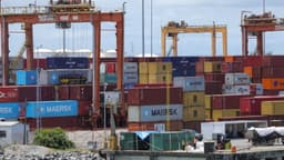 Porto de Suape, em Pernambuco, com containers de exportação empilhados e trabalhadores no pátio, imagem de arquivo