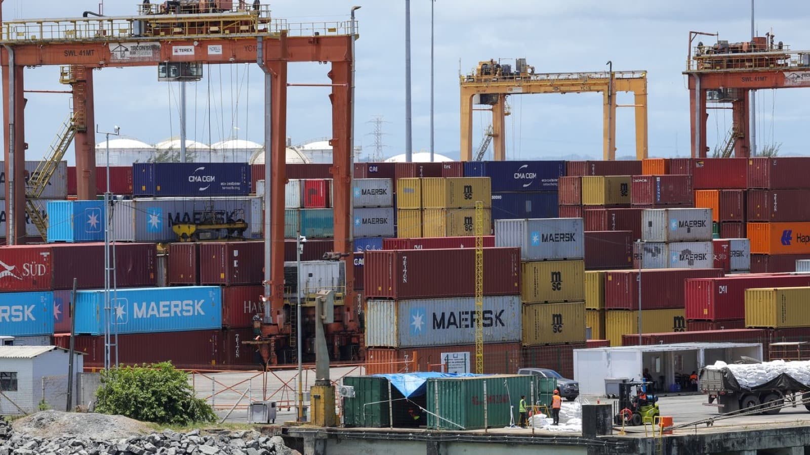 Porto de Suape, em Pernambuco, com containers de exportação empilhados e trabalhadores no pátio, imagem de arquivo