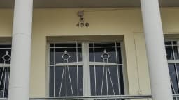 Fachada do Palácio da Justiça de Mato Grosso, em Cuiabá, com detalhe da balança da Justiça no portão