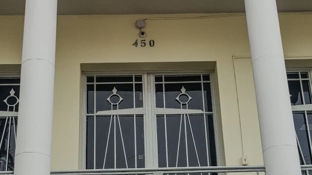 Fachada do Palácio da Justiça de Mato Grosso, em Cuiabá, com detalhe da balança da Justiça no portão