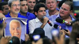 ACM Neto, candidato ao governo da Bahia, em ato de campanha cercado por apoiadores