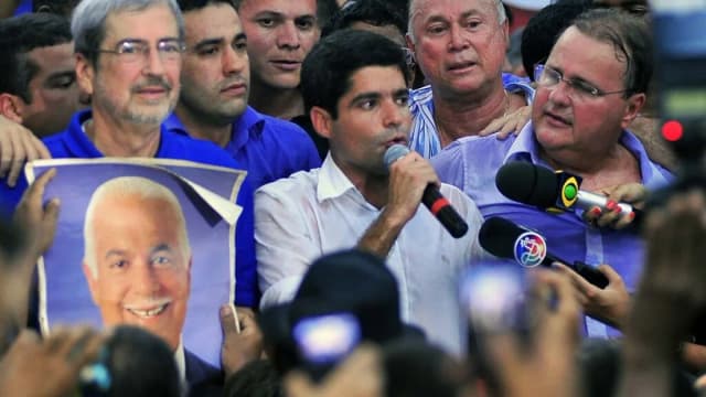 ACM Neto, candidato ao governo da Bahia, em ato de campanha cercado por apoiadores