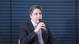 Homem fala ao microfone em debate sobre inteligência artificial na Câmara dos Deputados
