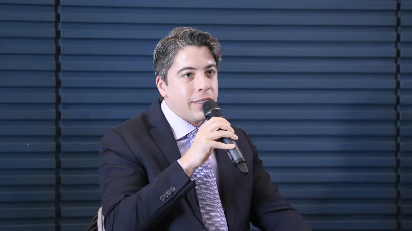 Homem fala ao microfone em debate sobre inteligência artificial na Câmara dos Deputados