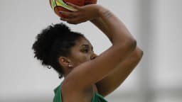 Jogadora da seleção brasileira de basquete feminino arremessa a bola durante treino