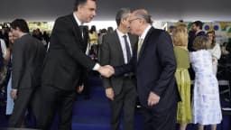 Autoridades cumprimentam-se na tribuna do desfile de 7 de Setembro na Esplanada dos Ministérios, em Brasília (foto de arquivo, 2024)