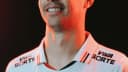 Jogador do São Paulo sorri em close, usando o uniforme do clube