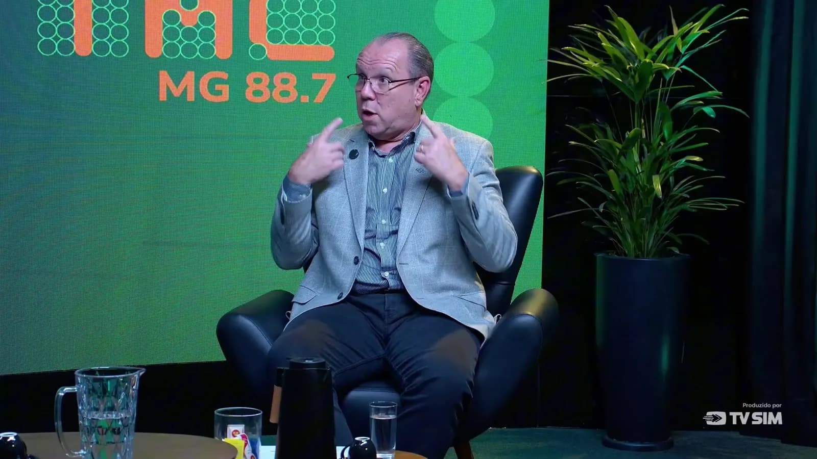 Marcelo Souza e Silva, presidente da CDL-BH, gesticula apontando com as duas mãos para si mesmo durante entrevista