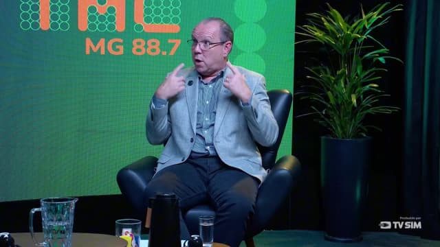 Marcelo Souza e Silva, presidente da CDL-BH, gesticula apontando com as duas mãos para si mesmo durante entrevista
