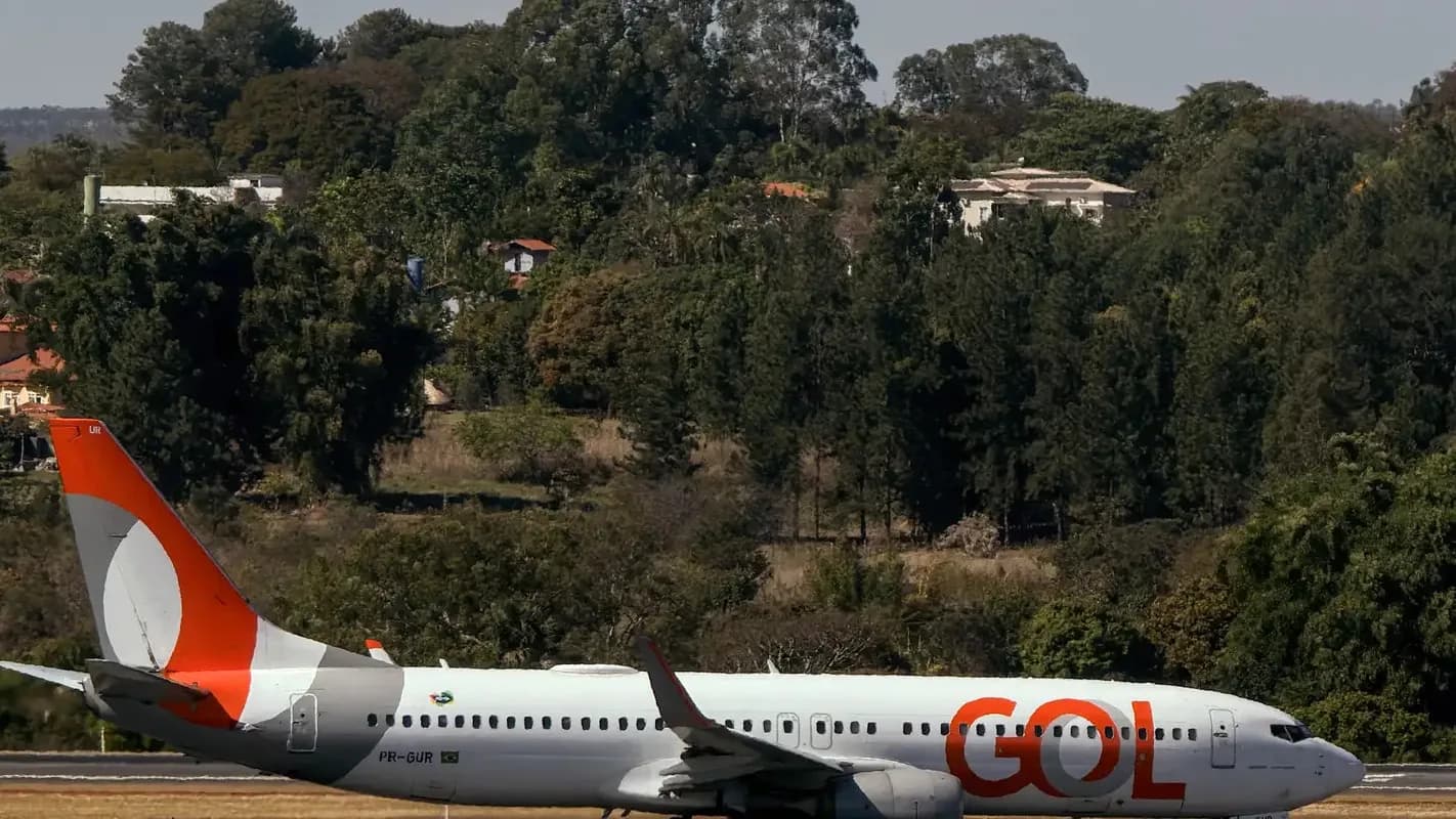 Avião da Gol estacionado em pátio de aeroporto, foto de arquivo