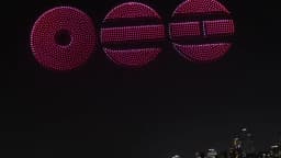 Espetáculo de drones formando figuras luminosas no céu noturno sobre uma cidade (foto ilustrativa, não é do Rock in Rio)