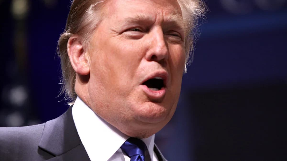 Donald Trump discursando em evento público, com terno escuro e gravata azul