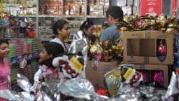 Consumidores fazem compras em loja de varejo, foto de arquivo
