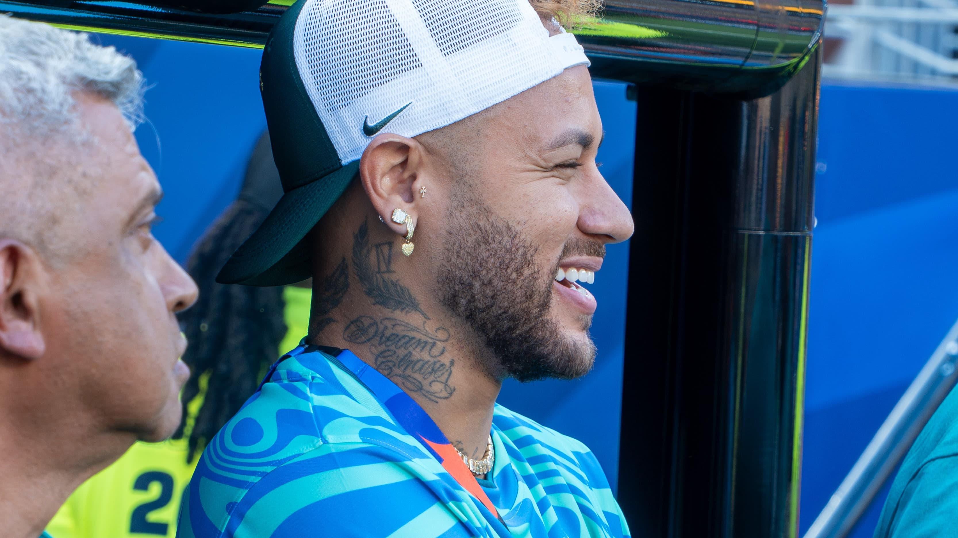 Neymar sorri à margem de campo durante a Copa do Mundo de 2026, com o uniforme da Seleção Brasileira