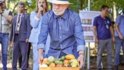 Lula segura caixa com frutas durante evento sobre exportações do agro brasileiro