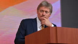 O porta-voz do Kremlin, Dmitry Peskov, discursando em um púlpito