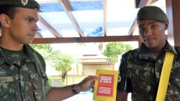 Soldados do Exército Brasileiro distribuem material educativo sobre combate ao mosquito Aedes