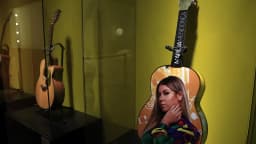 Violões de Marília Mendonça em exposição sensorial no Museu da Imagem e do Som