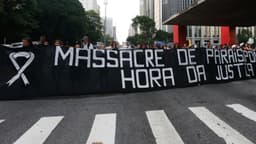 Manifestantes seguram faixa com os dizeres 'Massacre de Paraisópolis: hora da Justiça' durante ato na Avenida Paulista, em São Paulo (foto de arquivo, dezembro de 2023)