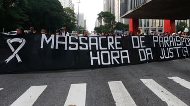 Manifestantes seguram faixa com os dizeres 'Massacre de Paraisópolis: hora da Justiça' durante ato na Avenida Paulista, em São Paulo (foto de arquivo, dezembro de 2023)