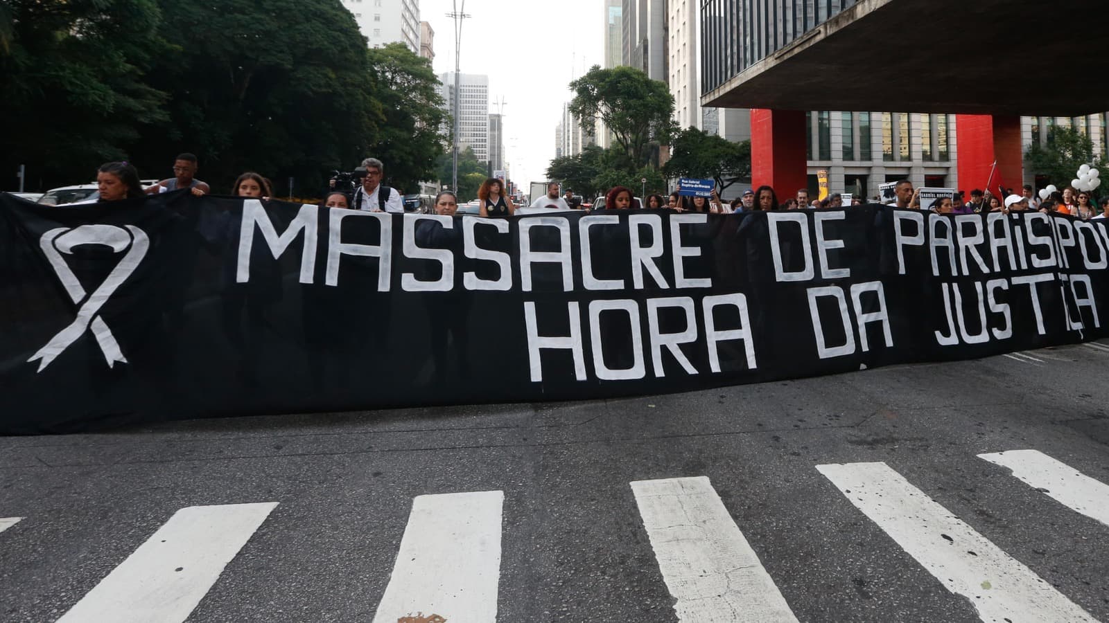 Manifestantes seguram faixa com os dizeres 'Massacre de Paraisópolis: hora da Justiça' durante ato na Avenida Paulista, em São Paulo (foto de arquivo, dezembro de 2023)