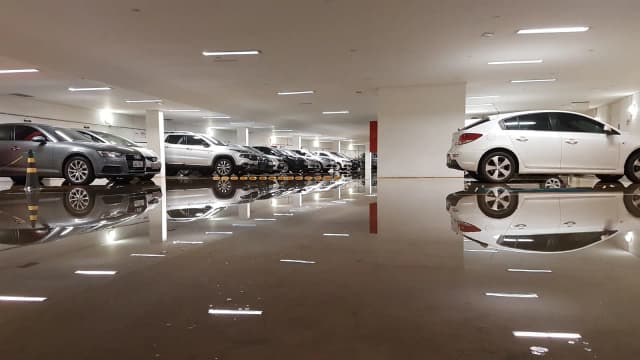 Alagamento em estacionamento de Belo Horizonte durante chuva forte (foto de arquivo)